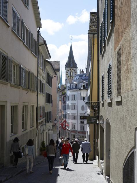 Blick durch eine Gasse in der Zürcher Altstadt