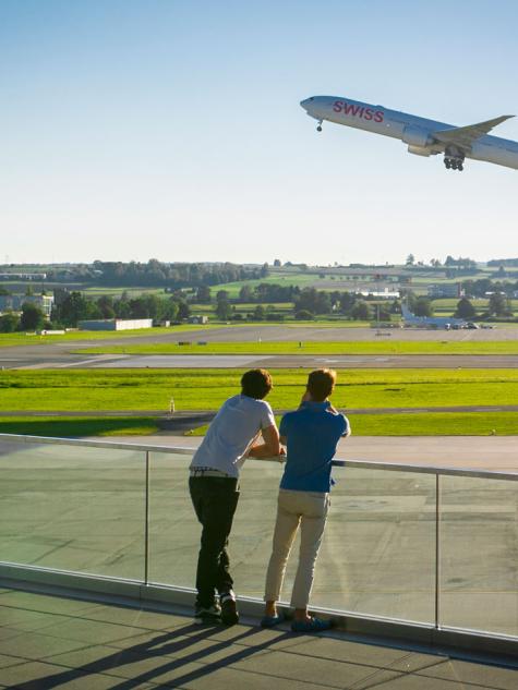 Personen beobachten Flugzeuge beim Starten am Flughafen Zürich