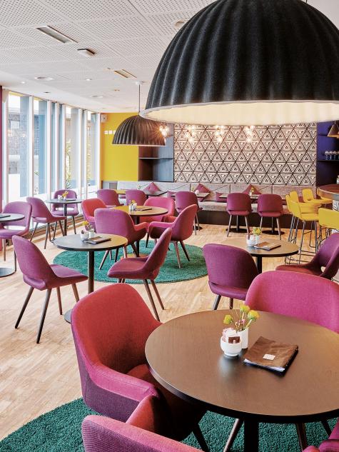 Aufnahme der Rezeption und Lounge im Hotel Ador