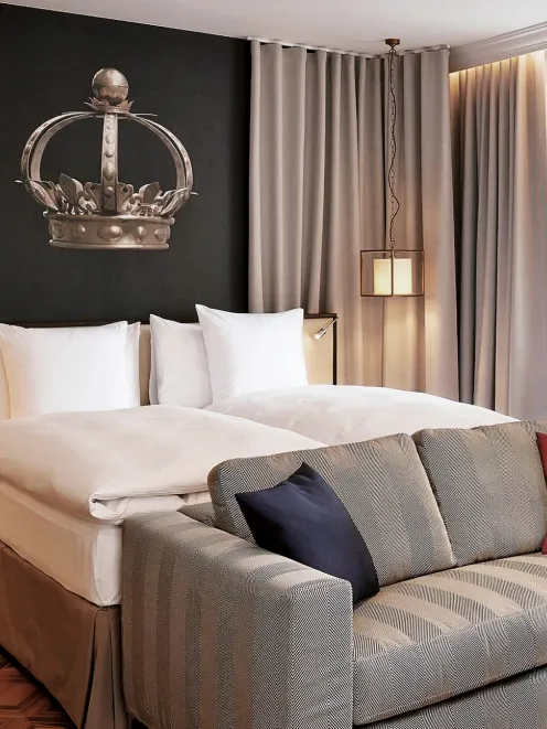 Bed and sofa in the Hotel Krone apartment