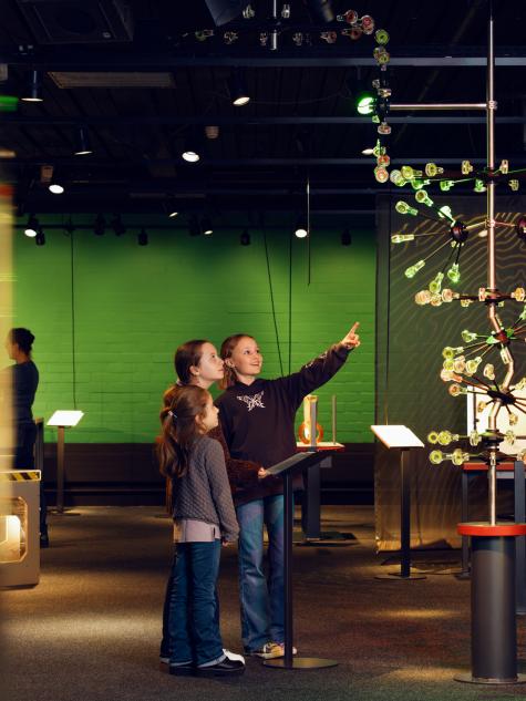 Technorama in Winterthur mit zwei Kinder im Innenraum