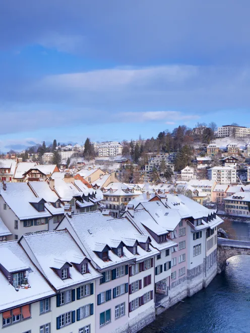 Verschneite Dächer der Stadt Bern