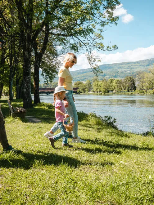 Family with picnic basket on the Aare