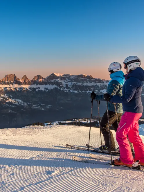 Skifahren auf dem Berg mit einem Sonnenuntergang