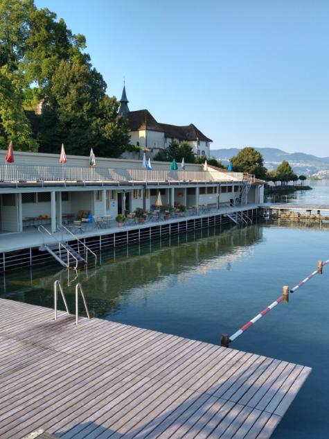 Aufnahme eines Freibads im Sommer
