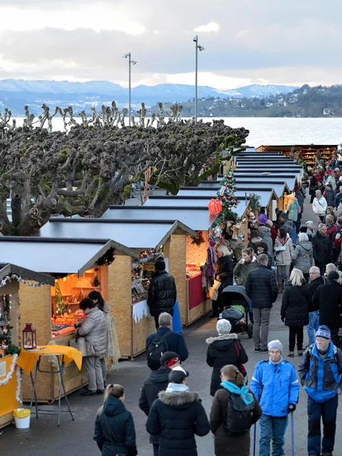 Luftaufnahme des Weihnachtsdorfs in Rapperswil