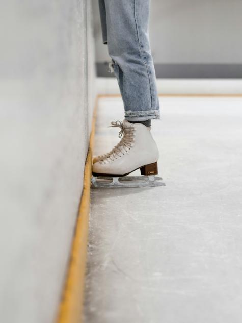 Schlittschuhlaufen in der Eishalle innen