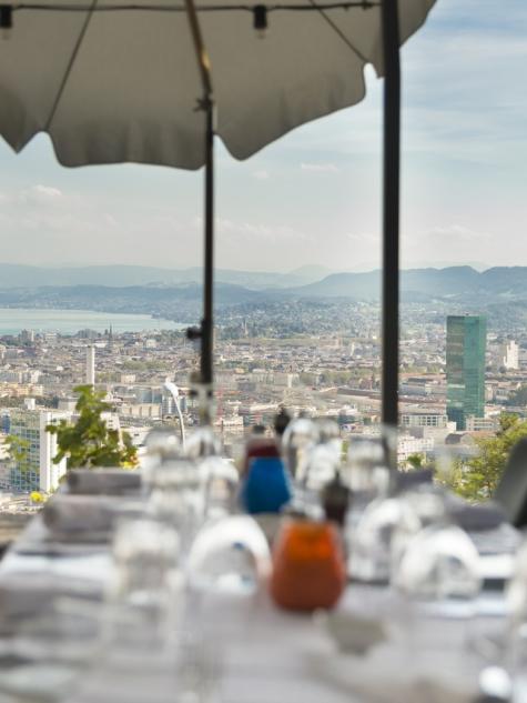 Aussenaufnahme eines Restaurants mit Aussicht auf Zürich