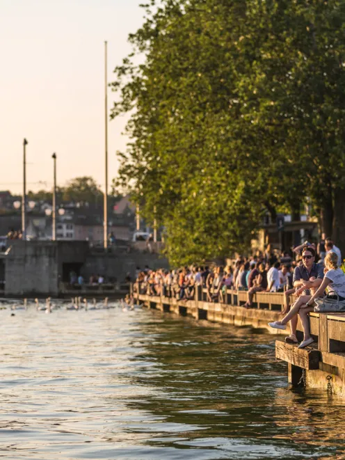 Aufnahme der Zürcher Seepromenade im Sommer