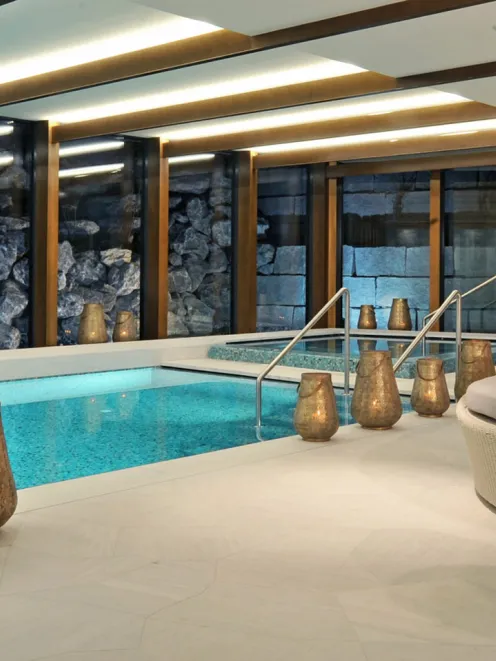 Aufnahme eines Swimmingpools drinnen