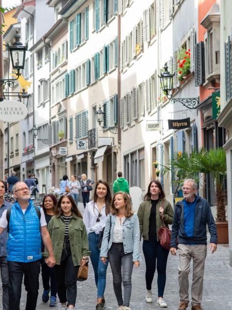 Personen in der Zürcher Altstadt am Spazieren