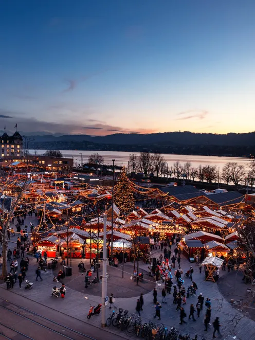 Aufnahme des Weihnachtsdorfs in Zürich am Abend