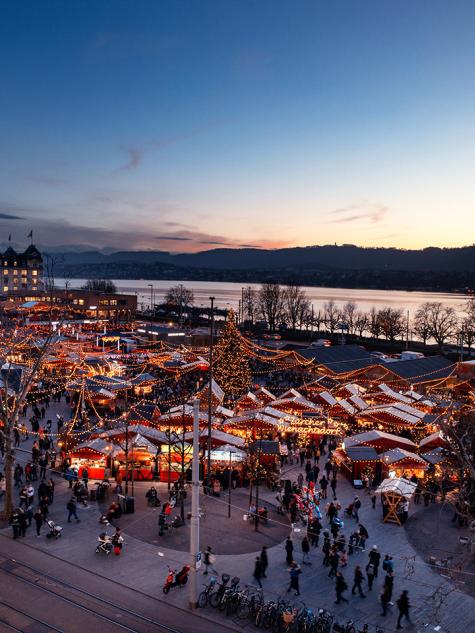 Aufnahme des Weihnachtsdorfs in Zürich am Abend