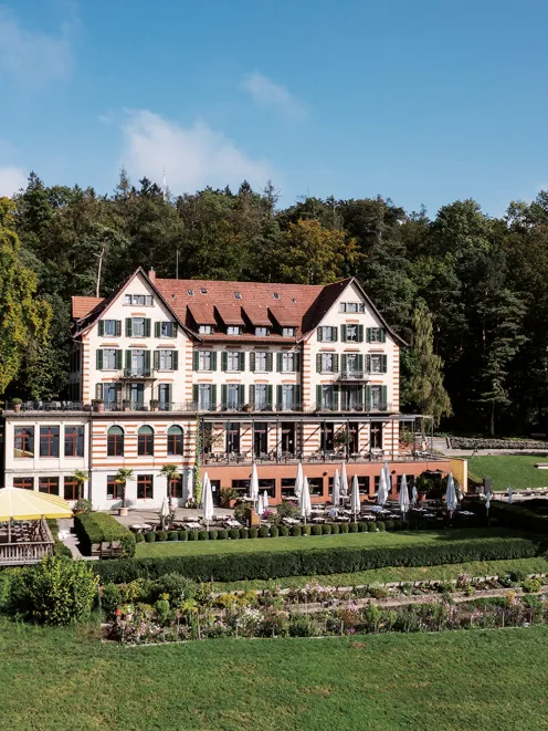 Aussenansicht Hotel Zürichberg mit aufgespannten Schirmen