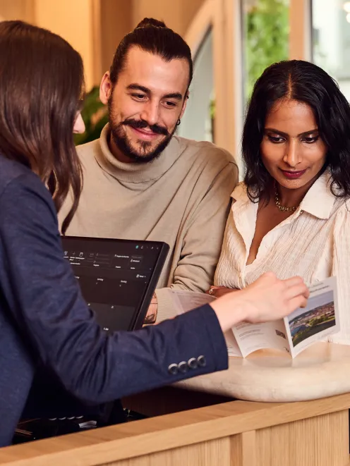 Paar checkt in ein Hotel ein 