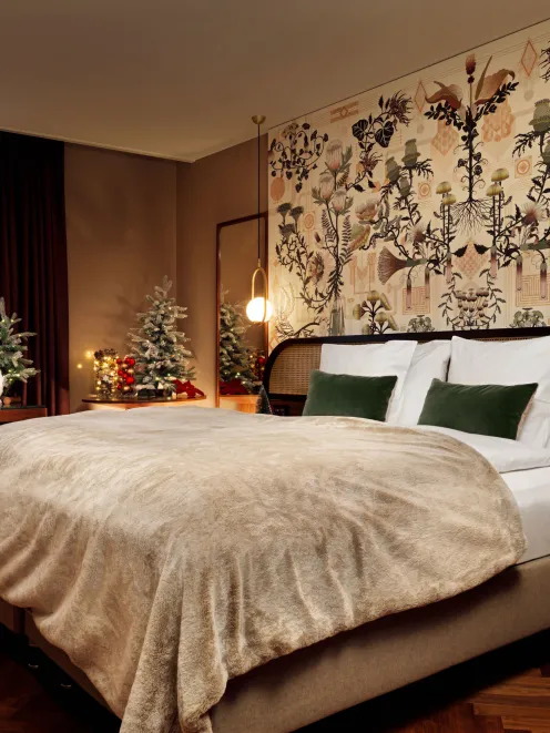 Weihnachtszimmer mit Deko und Lichtern