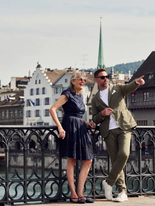 Frau und Mann stehen auf der Brücke in Zürich